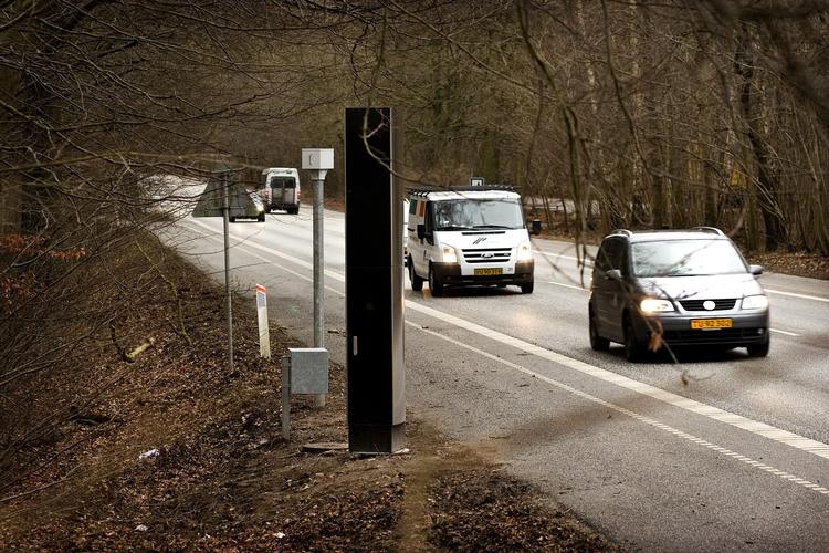 Stærekasserne har i et år stået ti steder på Sjælland. Her på rute 207 mellem Farum og Slangerup. 