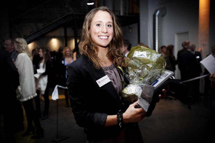 fundet. Rikke Møller Pedersen smiler efter overækkelsen af Årets Fund-prisen. Men det er ikke altid sjovt at være elitesvømmer. 