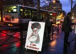 Protest. En plakat med teksten »Ned med diktatoren« ses her i nærheden af den iranske ambassade i Paris. Her protesterede grupper af iranere og aktivister i dag mod Irans overhoved, Ayatollah Khamenei. 