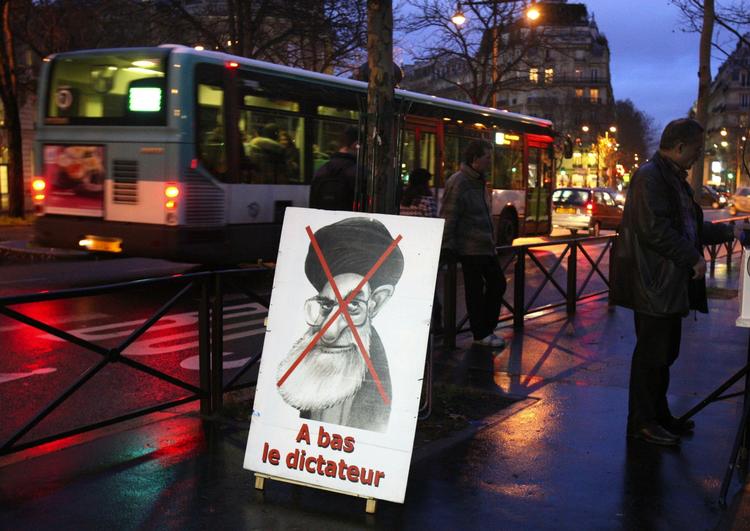 Protest. En plakat med teksten »Ned med diktatoren« ses her i nærheden af den iranske ambassade i Paris. Her protesterede grupper af iranere og aktivister i dag mod Irans overhoved, Ayatollah Khamenei. 