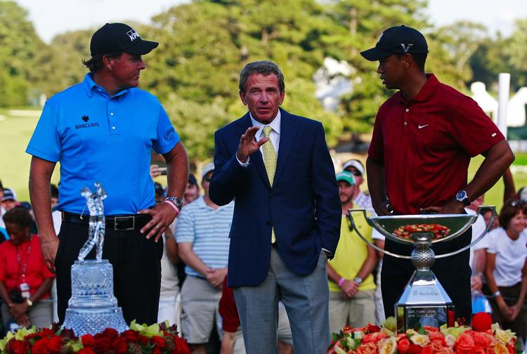 klemt. Efter finalen på PGA Touren var der vindertrofæ til Phil Mickelson (tv.) og FedEx-sejr til Tiger Woods med Tom Finchem som den glade giver. 