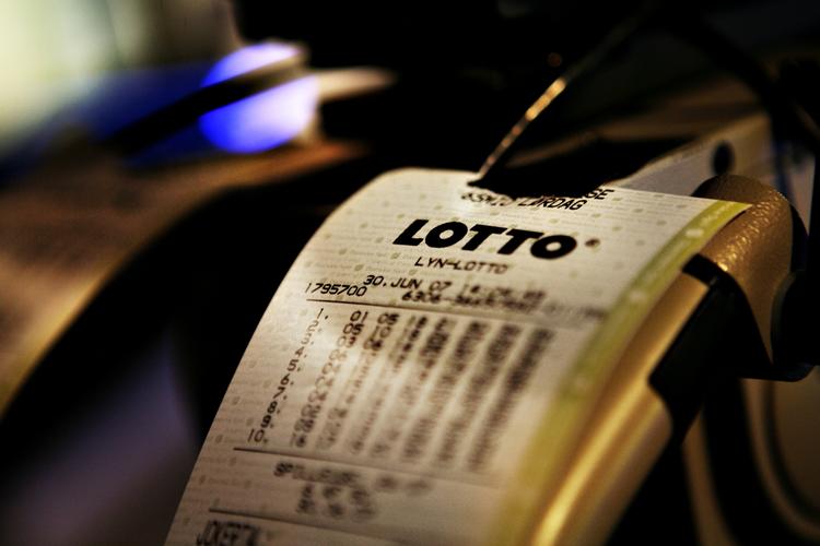 HELD. Årets største lotto-gevinst blev vundet i Ebeltoft. Her fik et anonymt heldigt asen fingrene i godt 32 millioner kroner. 