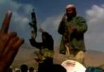 TERRORPLANER. Her ses et billede fra en af al Qaedas træningslejre i Yemen, hvor den militante leder Mohammed al-Kalwi vredt fordømmer Yemens angreb på terror-netværkets medlemmer. 