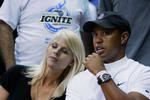 Nedtur. Tiger Woods og hans hustru Elin i en fredelig stund. Men afsløringerne af golfstjernens mange udenomsægteskabelige affærer vendte op og ned på alting. 