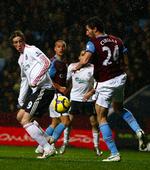 effektiv. Liverpools Fernando Torres (tv) var ikke til at få øje på i store dele af kampen mod Aston Villa, men angriberen slog til, da chancen bød sig. 