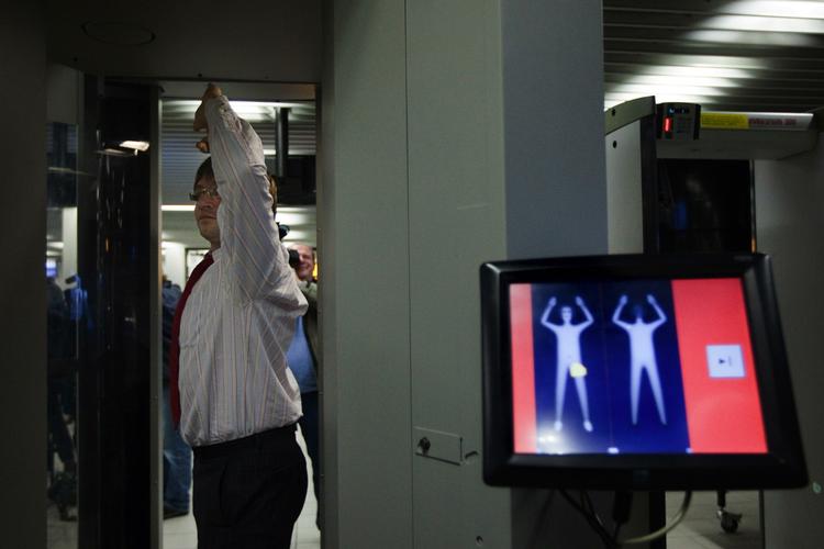 Kropsskanner. Teknikken kunne sandsynligvis have afsløret det sprængstof, som en mand fik smuglet ombord på et  fly til USA juledag. Her bliver skannerne demonstreret i Schiphol-lufthavnen i Amsterdam. 