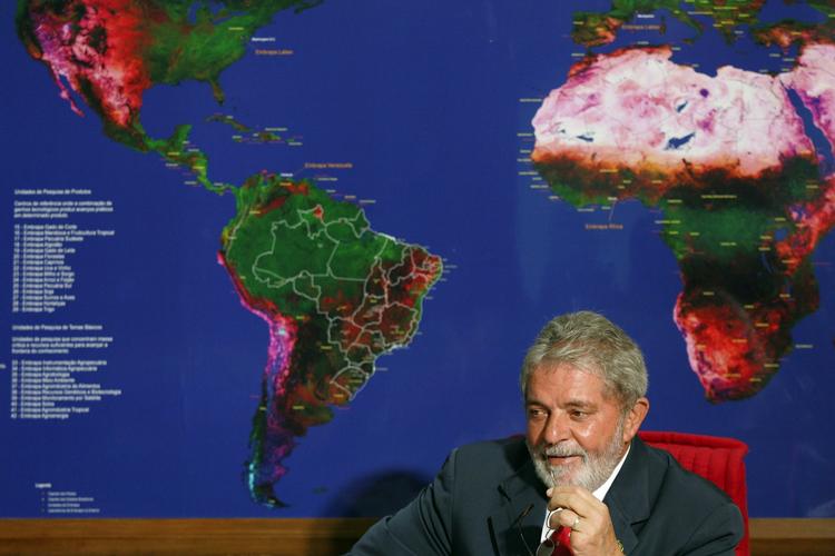 Klimamål. Den brasilianske præsident med tilnavnet Lula har skrevet under på en ny klimalov. 
