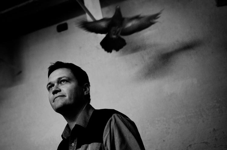 Royalist. Søren Christensen er ansvarlig for, at de adelige duer i rådhustårnet lever meget bedre end  »de flyvende rotter« nede på pladsen. Dem har han kun aristokratisk foragt overfor. Foto: Niels Christensen 
