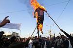 Vrede. Afghanske demonstranter brænder en dukke, forestillende USA's præsident Barack Obama. Demonstrationen skete i byen Jalalabad i protest mod drabene på 10 civile, der omkom under en Nato-operation i weekenden. 
