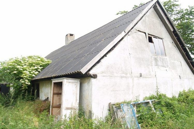 HUSSALG. Vil du have en grund i Gedser, kan du købe denne for under 100.000 kroner og bygge et nyt hus. 