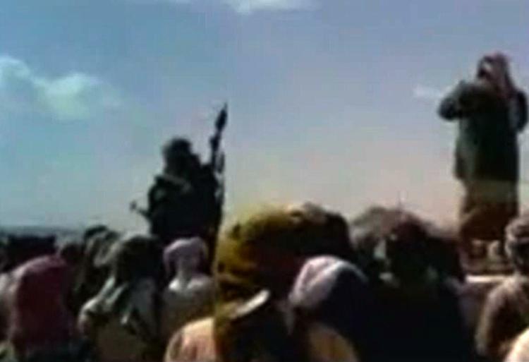 Terrorbase. Biledet er fra en video, der har været bragt af en ekstremistisk hjemmeside og viser angiveligt al-Qaeda-folk, der træner partisaner et sted i Yemen. 
