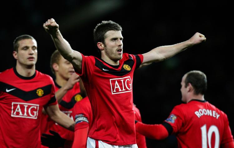 rundbarberet. Michael Carrick jubler over sin scoring, da Manchester United udspillede Wigan. 