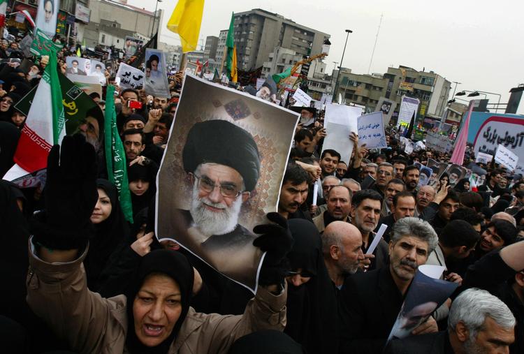 I en regeringsvenlig demonstration onsdag bar vrede kvinder billeder af Irans øverste leder, Ayatollah Ali Khamenei. 