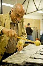The duke og me.  Etiopiske Mulatu Astatke har spillet ethio-jazz i mere end 40 år. Allerede i 1973 havde den store jazzkomponist Duke Ellington et godt øre til Astatkes musik, men det var først langt senere, at Mulatu Astatke brød igennem på verdensplan. PR-foto 