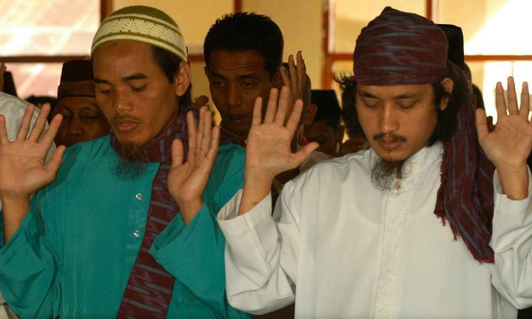 Dømt. Imam Samudra (t.h.) og Amrozi bin Nurhasyim (t.v.) stod bag bombeangrebet på Bali i 2002. Nu frygter USA et nyt angreb. 