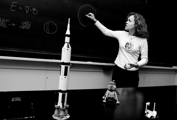 Bredtfavnende. Anja Cetti Andersen bliver en af de tilbagevendende forskere i 'Danskernes Akademi' på DR 2. »Jeg vil henvende mig til alle - lige fra Maren i kæret over den interesserede tiårige folkeskoleelev til den pensionerede ingeniør«, siger astrofysikeren.  Arkivfoto: Camilla Stephan 