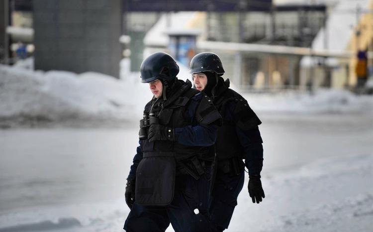 Skuddrama. To betjente er i gang med efterforskningen ved indkøbscenteret Sello i den finske by Esbo, hvor en mand har slået fire tilfældige mennekser ihjel. 
