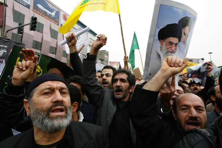 DEMONSTRATION. Tilhængere af regeringen protesterer mod oppositionen i Iran. 