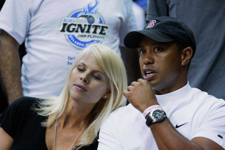 Tiger Woods sammen med sin svenske kone Elin Nordegren. 