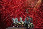 Fest. Brandenburger Tor i Berlin blev festligt oplyst af myriader af nytårsfyrværkeri. 