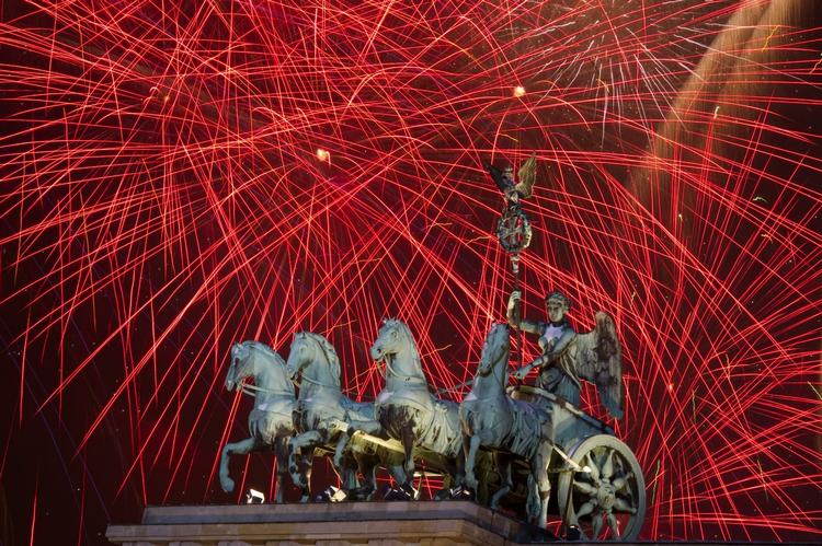 Fest. Brandenburger Tor i Berlin blev festligt oplyst af myriader af nytårsfyrværkeri. 