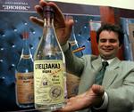 skål. Russerne drikker 14 liter ren spiritus hvert år. Nu forsøger myndighederne at lægge en dæmper på drikkeriet ved at sætte priserne op. 