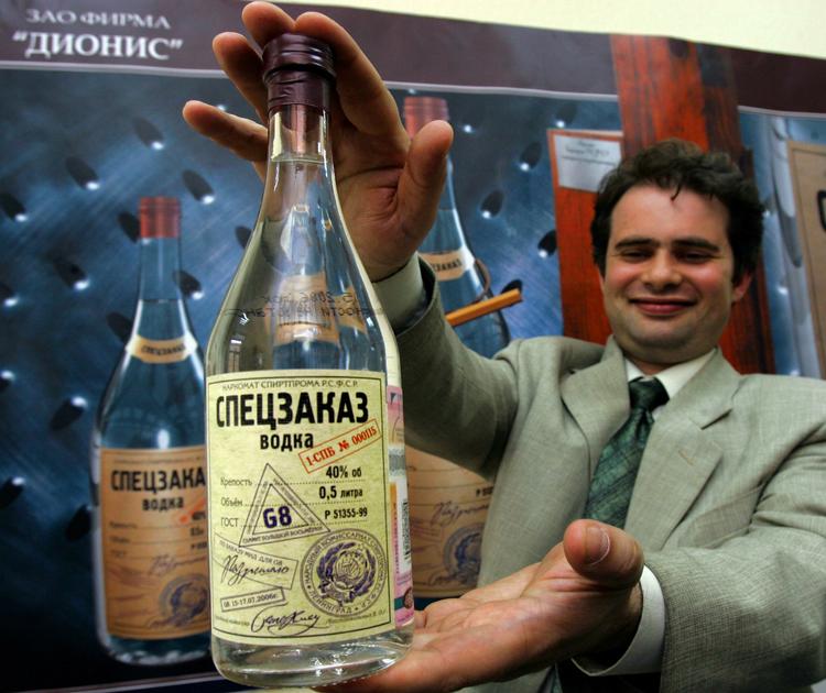 skål. Russerne drikker 14 liter ren spiritus hvert år. Nu forsøger myndighederne at lægge en dæmper på drikkeriet ved at sætte priserne op. 
