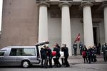 Den 23-årige sergent Michael Eberts kiste bliver båret ud af Vor Frue Kirke i København. 