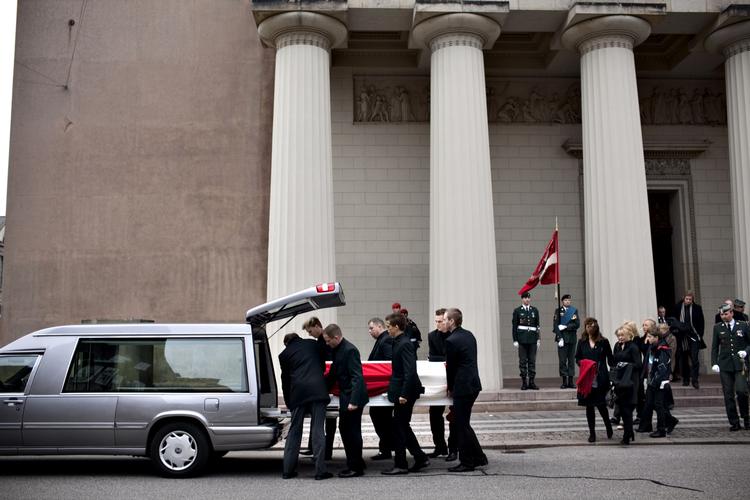 Den 23-årige sergent Michael Eberts kiste bliver båret ud af Vor Frue Kirke i København. 