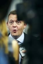av. Ud over tømmermændene fra klimamødet, kan Lars Løkke konstatere, at eftervirkningerne af næsten ti års løssluppen forbrugsfest nu rammer dansk økonomi med en forhammer. 
