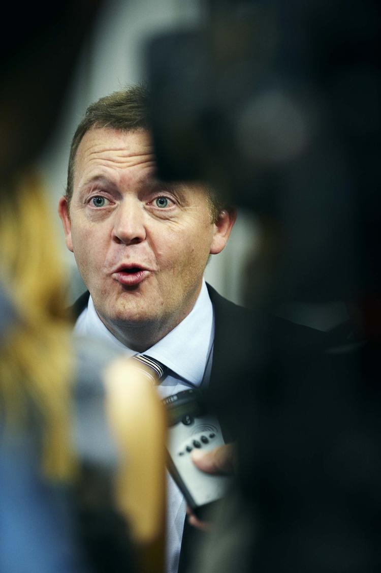 av. Ud over tømmermændene fra klimamødet, kan Lars Løkke konstatere, at eftervirkningerne af næsten ti års løssluppen forbrugsfest nu rammer dansk økonomi med en forhammer. 