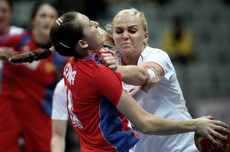 klubskifte. Trine Troelsen har godt fat i Ruslands Olga Levina under VM-kampen i Kina. Arkivfoto. 