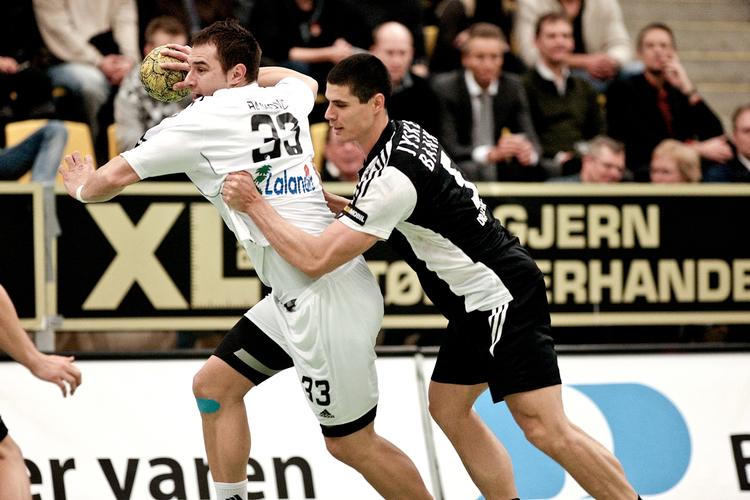 finale. BSV's Milutin Dragicevic (th) forsøger at stoppe et FCK-angreb i en tidligere kampe mellem de to tophold i håndboldligaen. Arkivfoto. 