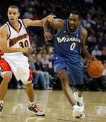 konfrontation. Washington Wizards' spilstyrer Gilbert Arenas (th) lader bolden tale i et opgør mod Golden State Warriors. Men nu kan den højtbetalte stjerne ende med at miste jobbet og komme i fængsel efter skandale med våbenbrug i omklædningsrummet. Arkivfoto. 