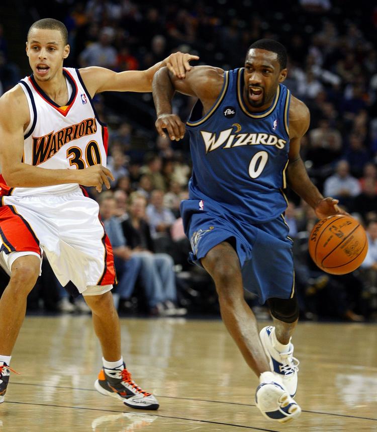 konfrontation. Washington Wizards' spilstyrer Gilbert Arenas (th) lader bolden tale i et opgør mod Golden State Warriors. Men nu kan den højtbetalte stjerne ende med at miste jobbet og komme i fængsel efter skandale med våbenbrug i omklædningsrummet. Arkivfoto. 
