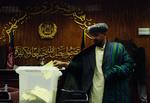Nederlag. Et parlamentsmedlem putter sin stemme om Afghanistans kommende ministre i boksen. Hamid Karzai fik kun 7 ud af 24 ministre godkendt. 