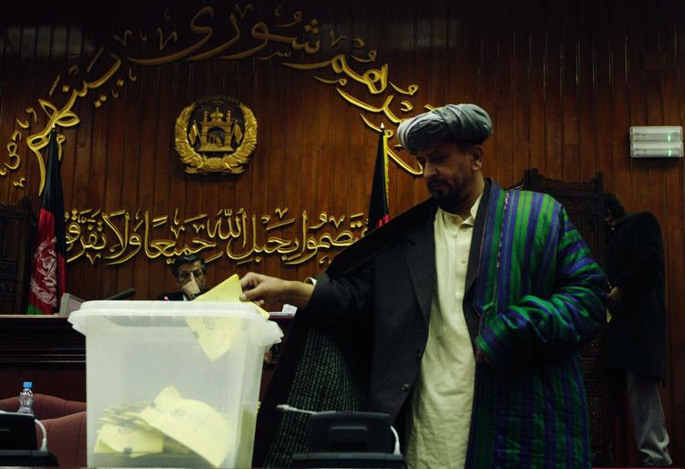 Nederlag. Et parlamentsmedlem putter sin stemme om Afghanistans kommende ministre i boksen. Hamid Karzai fik kun 7 ud af 24 ministre godkendt. 