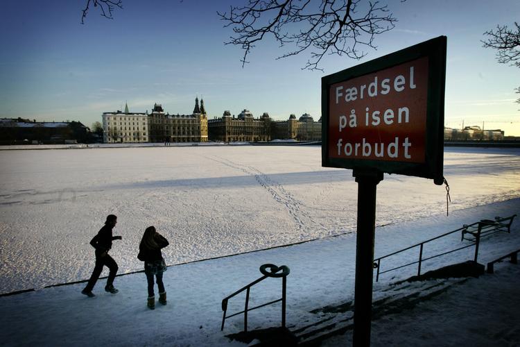 FROSTVEJR. Kulden holder fast i kongeriget. Men det er for tidligt at spadsere på blandt andet søerne i København, advares det. Arkivfoto. 