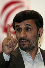 Præstestyret - her repræsenteret ved præsident Ahmadinejad - sender på ny en løftet pegefinger til Vesten. 