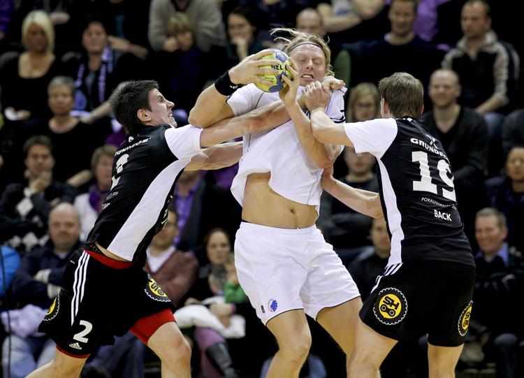 intenst. FCK's nordmand Erlend Mamelund kommer i klemme i Bjerringbro-Silkeborgs forsvar i pokalfinalen. 