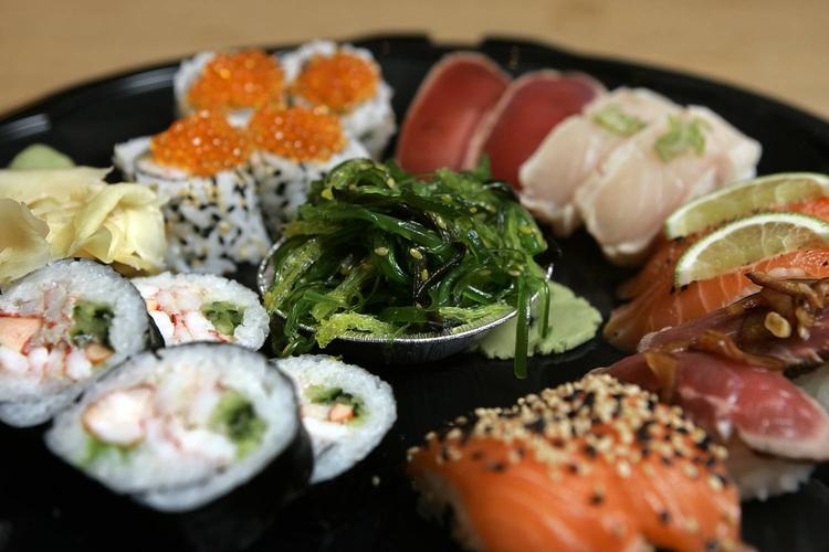 Sushi på dansk. Kogebogsforfatteren og professor i biofysik Ole G. Mouritsen er nomineret i hele tre kategorier, når Gorumand kårer årets bedste kogebøger ved Paris Cookbook Fair. 