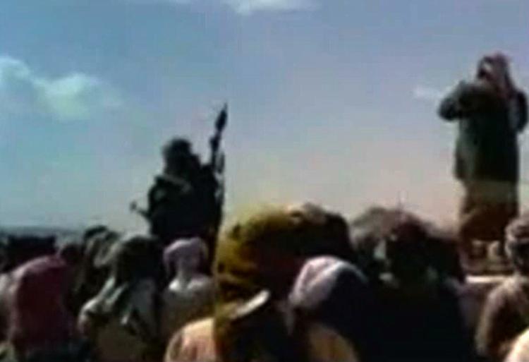 TERRORISTMØDE. En al-Qaeda-leder taler til sine krigere i Yemen og advarer landets styrker mod at samarbejde med amerikanerne., som han kalder Guds Fjender. Arkivfoto. 