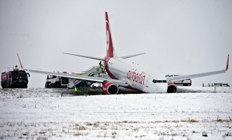 Havari. Ombordværende kom ikke noget til, og kunne forlade flyet ad en almindelig trappe. 