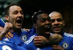Talent. Daniel Sturridge (i midten) hyldes af anfører John Terry og Alex efter scoringen til 1-0. 