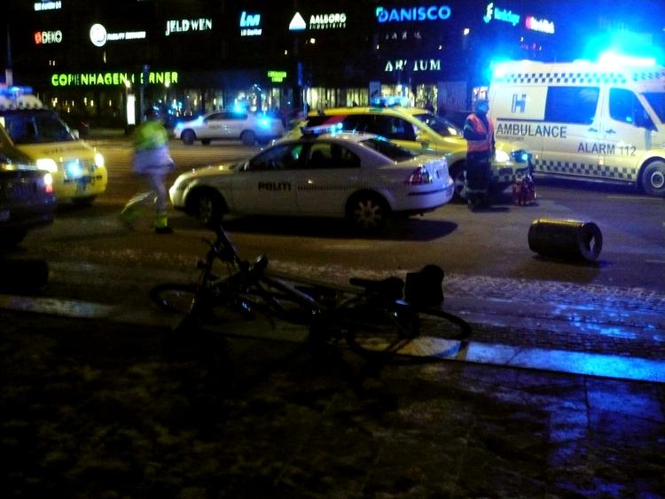Ulykke. Politi og ambulancer var mødt talstærkt op ved et alvorligt trafikuheld på Rådhuspladsen. 