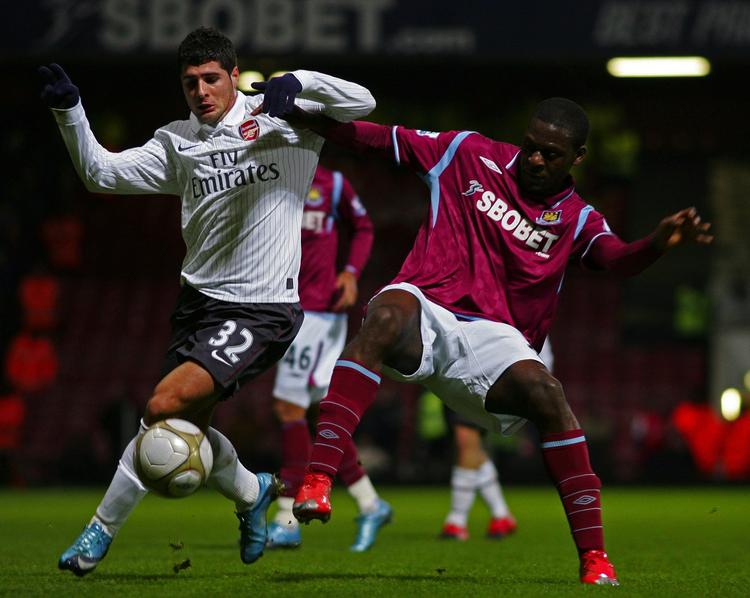 comeback. Hvidklædte Arsenal var på hælene mod Frank Nouble og West Ham, men efter et par udskiftninger i anden halvleg tippede kampen til fordel for Fran (tv.) og hand holdkammerater. 