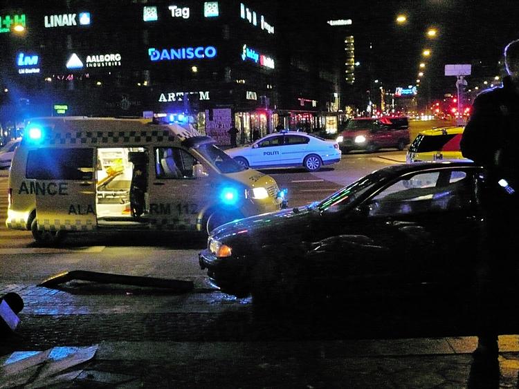 Ulykke. En kan være alvorligt kvæstet efter ulykke på Rådhuspladsen. Andre fem kunne køres afsted uden udrykning. 