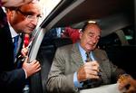 bestseller. Selv om Jacques Chirac har flere problematiske sager på halsen, er franskmændene vilde med den forhenværende præsident. Hans erindringer storsælger, og folk står i kø for at få bogen signeret. 