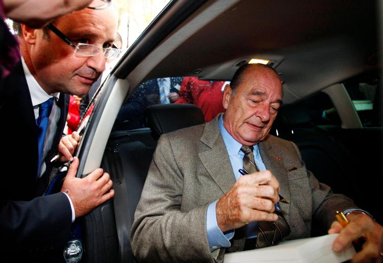 bestseller. Selv om Jacques Chirac har flere problematiske sager på halsen, er franskmændene vilde med den forhenværende præsident. Hans erindringer storsælger, og folk står i kø for at få bogen signeret. 