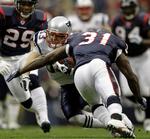 Sammenstød. New England Patriots wide receiver Wes Welker (83) i clinch med  Houston Texans safety Bernard Pollard (31). 